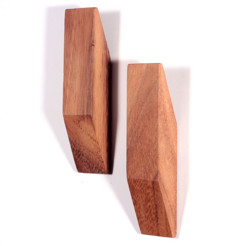 perchero de madera en forma de rombo